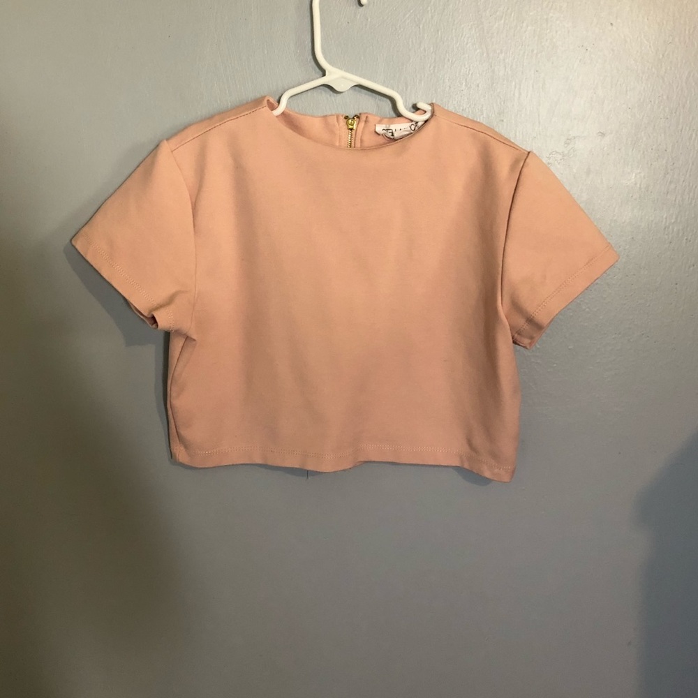 ❤️❤️Pink Crop top  size medium ❤️❤️ don’t forget to bundle for a deal!